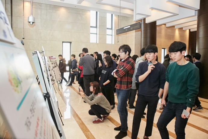 20일 서울 서초구 엘타워에서 열린 ‘모두가 함께하는 산업수학 축제’ 현장. 행사에 참가한 학생들이 산업수학 우수사례 포스터를 살펴보고 있다. - 국가수리과학연구소 제공